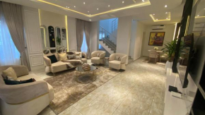 PASHA LAGOS, Cheerful 4 Bedroom Townhouse with pool